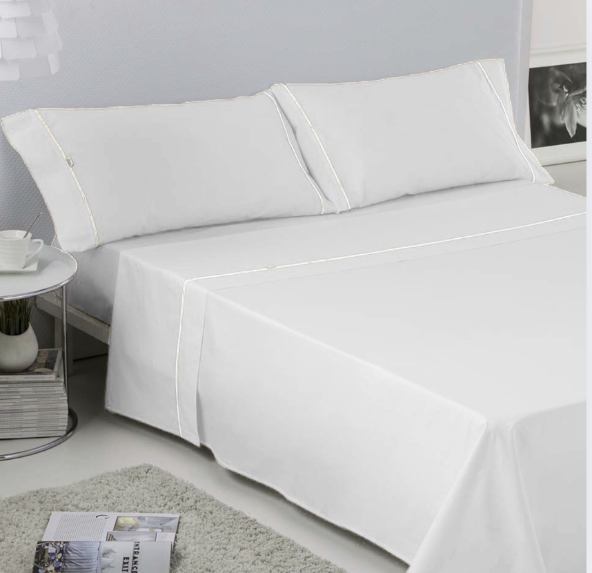 Juego de sábanas 800 hilos color blanco sobre una cama